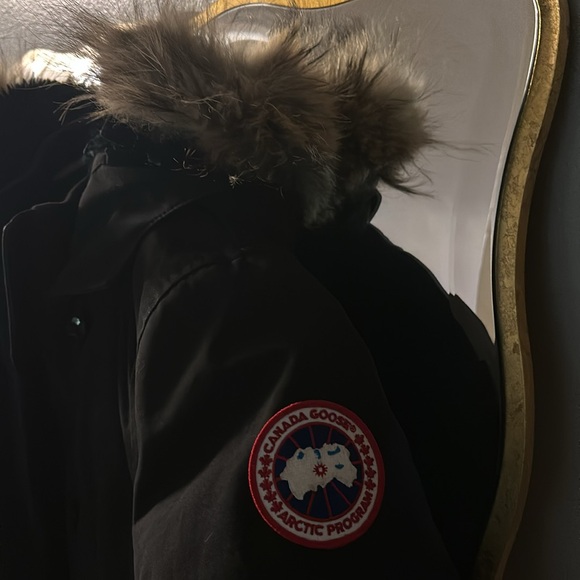 Authentic 🇨🇦 Canada goose jacket - Picture 4 of 17